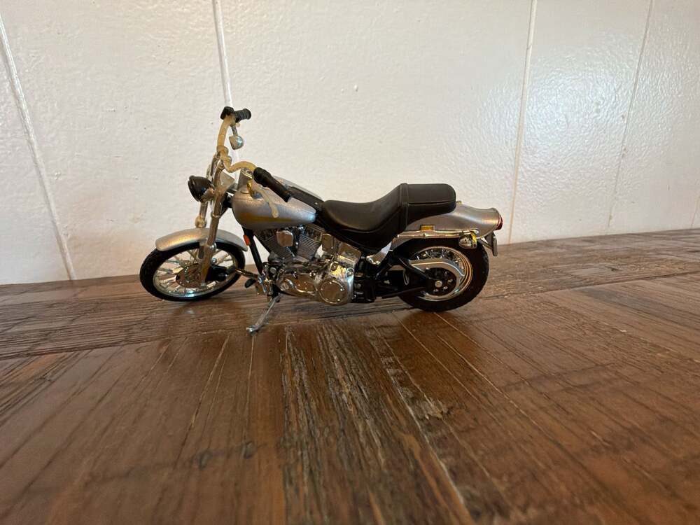 Maisto Harley-Davidson 2001 FXST Softail Standard 1:18 Scale Diecast Motorcycle